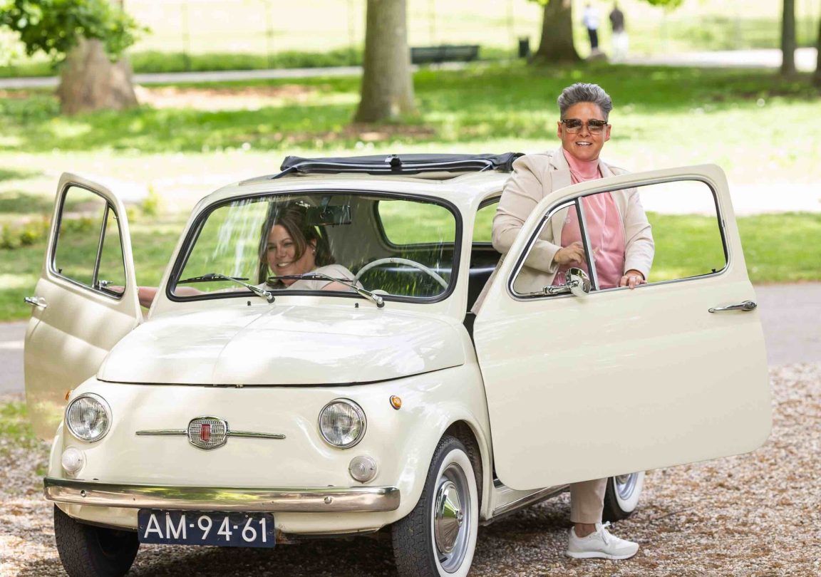 Fotocaroussel. Bruidspaar in Park Sonsbeek, stappen bij aankomst uit Bruiloftauto.